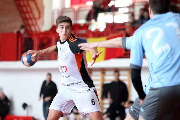 Tudor Botea (AH Minaur) arunca la poarta.