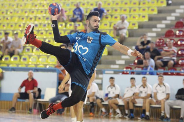 Cristi Bodnarescu arunca la poarta.