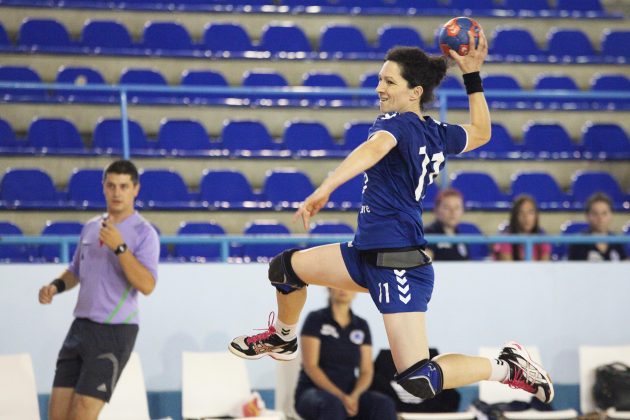 Jenica Rudics arunca la poarta.