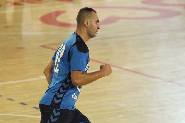 Razvan Mledenciu se bucura dupa un gol marcat.