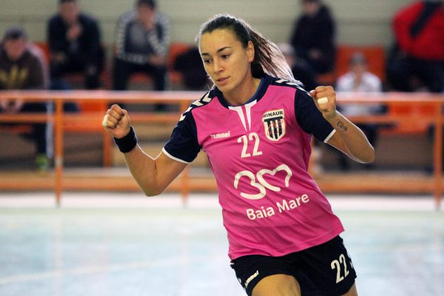 Raluca Mihai se bucura dupa un gol marcat.