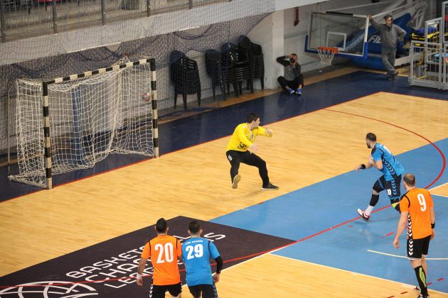 Elvis Acsinia marcheaza golul cu care CSM Oradea a obtinut un punct.