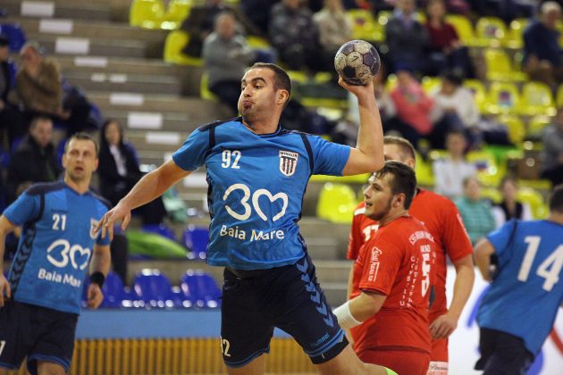 Razvan Mledenciu (CS Minaur) arunca la poarta in timpul partidei de handbal masculin dintre CS Minaur si ACS Avram Iancu Arad in cadrul etapei cu numarul noua din Divizia A, seria B. PAUL URSACHI / UPFOTO
