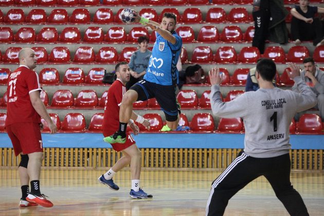 Alin Campan (CS Minaur) arunca la poarta.